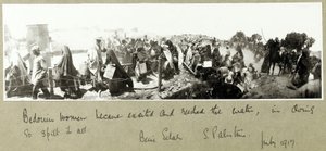 Beduiininaiset kiirehtimässä vesiannostaan, Beni Saleh, heinäkuu 1917